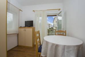 Apartment, 1 King Bed with Sofa bed | Private kitchen | Stovetop, cookware/dishes/utensils - Studios Bogdan (Rovinj)