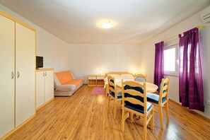 Appartement, 1 très grand lit et 1 canapé-lit | Salle de séjour | Téléviseur