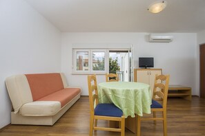 Appartement, 1 lit double et 1 canapé-lit | Salle de séjour | Télévision