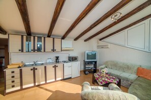 Appartement, plusieurs lits | Salle de séjour | Télévision à écran plat