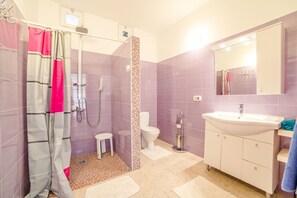 Apartment, Mehrere Betten | Badezimmer | Dusche, Haartrockner, Handtücher