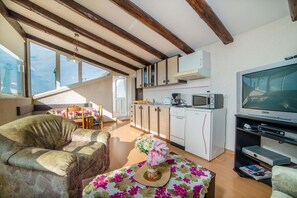 Apartment, Multiple Beds | Living room