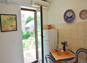 Departamento, 1 cama matrimonial | Cocina privada | Horno, parrilla de estufa, lavavajillas y tetera eléctrica 