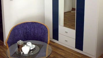 Desk, soundproofing, free WiFi, bed sheets