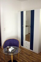 Desk, soundproofing, free WiFi, bed sheets