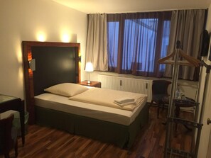 Desk, soundproofing, free WiFi, bed sheets - Porschepension (Wolfsburg)