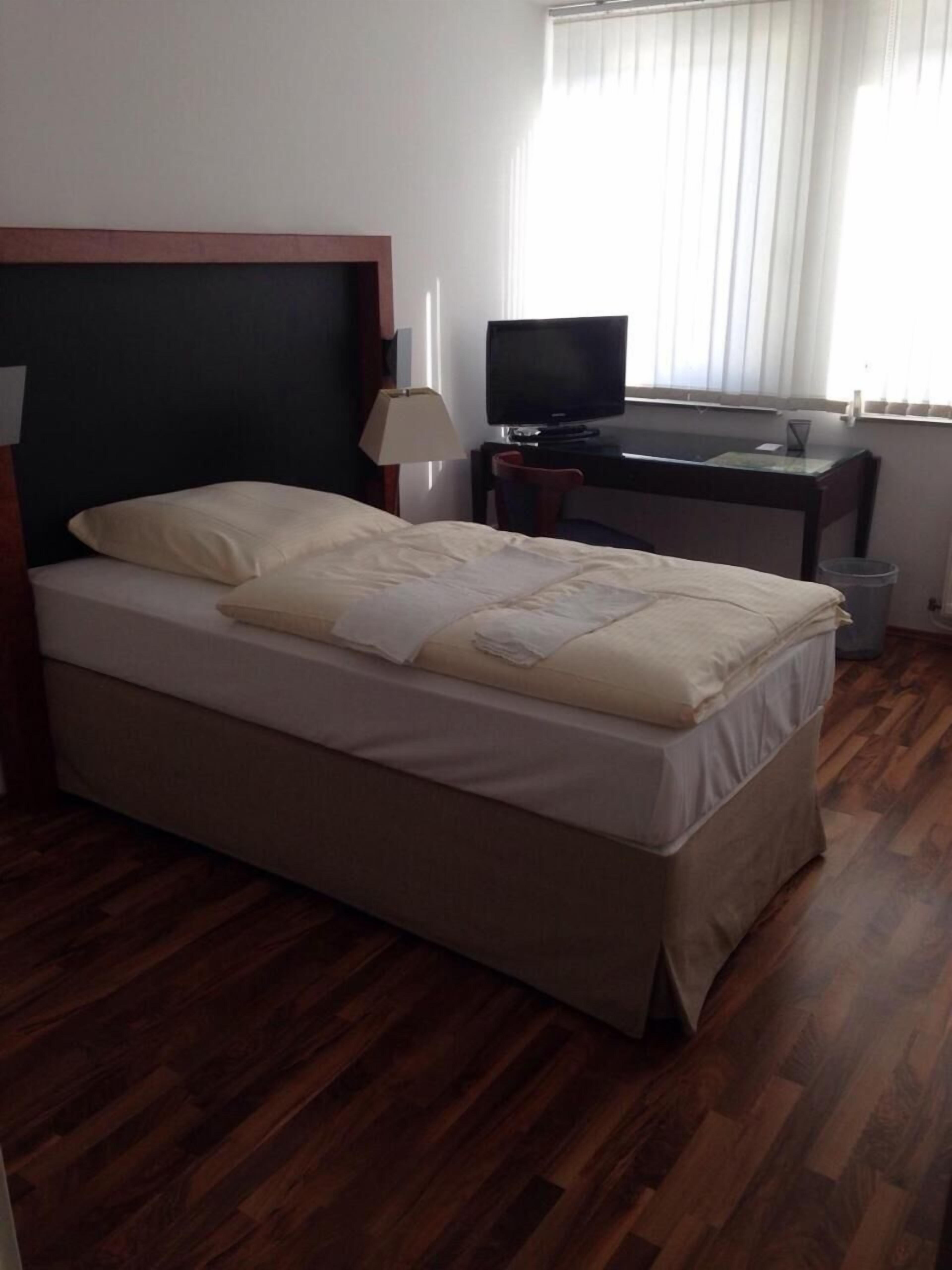 Desk, soundproofing, free WiFi, bed sheets