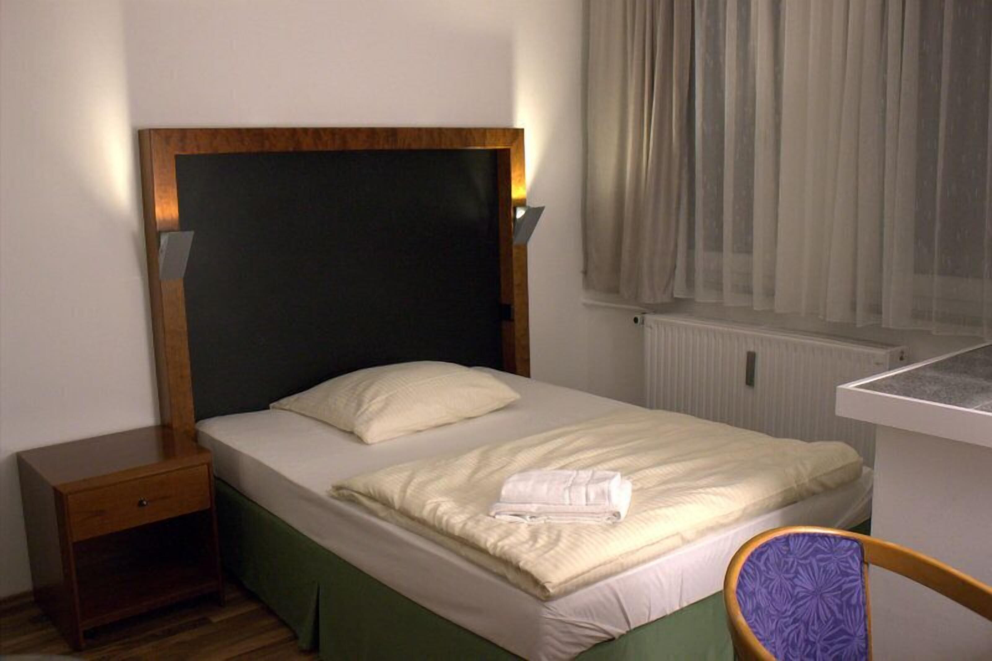Desk, soundproofing, free WiFi, bed sheets