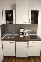 Frigorífico, placa de cocina, hervidor eléctrico y utensilios de cocina