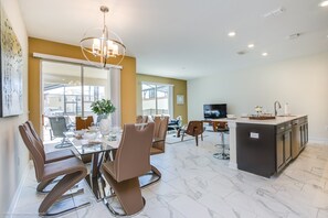 Townhome, 4 Bedrooms | In-room dining