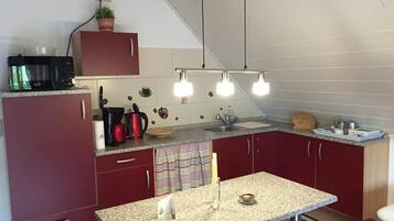 Lemari es, microwave, dan peralatan masak/sendok-piring