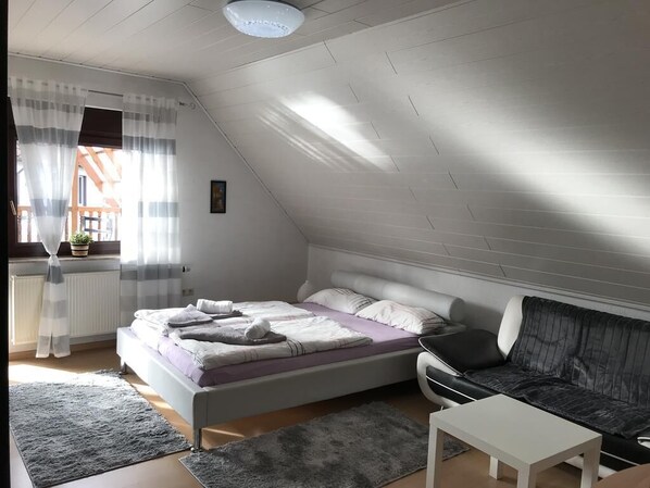 Double Room, Shared Bathroom (2) | Minibar, desk, free WiFi, bed sheets - Privatzimmer König (Kassel)