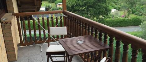 Habitación doble, baño compartido (1) | Balcón