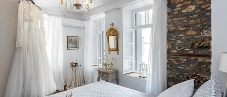 Deluxe Villa | Individually decorated, individually furnished, desk, iron/ironing board