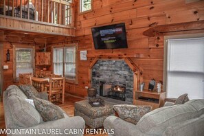 House | Living area | Flat-screen TV, fireplace, DVD player, table football - Chasing Rainbows (Mineral Bluff)