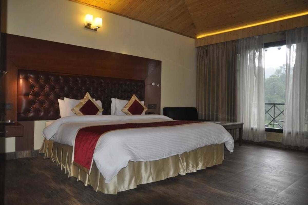Deluxe Double Room, 1 Double Bed, Mountain View | 1 bedroom, iron/ironing board (on request), WiFi (free)