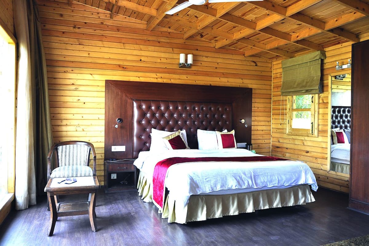 Superior kamer, 1 tweepersoonsbed, uitzicht op heuvels | 1 slaapkamer, individueel gemeubileerd, een strijkplank/strijkijzer