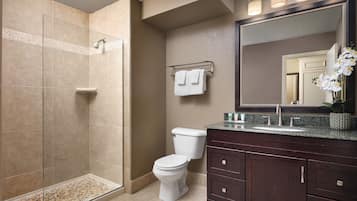 Deluxe Room, 1 King Bed, Fireplace (Patio) | Bathroom | Towels