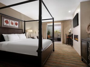 Quarto luxo, 1 cama King, lareira (Patio) | Ferros/tábuas de passar roupa, Wi-Fi de cortesia, roupa de cama