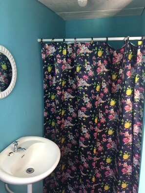 Shower, rainfall showerhead, free toiletries, towels - Waikiki Guest House (Treasure Beach)