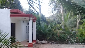 A white building with a red roof and a covered porch. - Casa Candil, cozy and intimate Mayan corner (Pixoy)