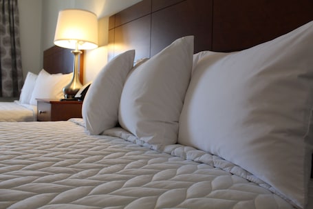 Cortinas blackout, wifi gratis y ropa de cama . Shenvalee Golf Resort
