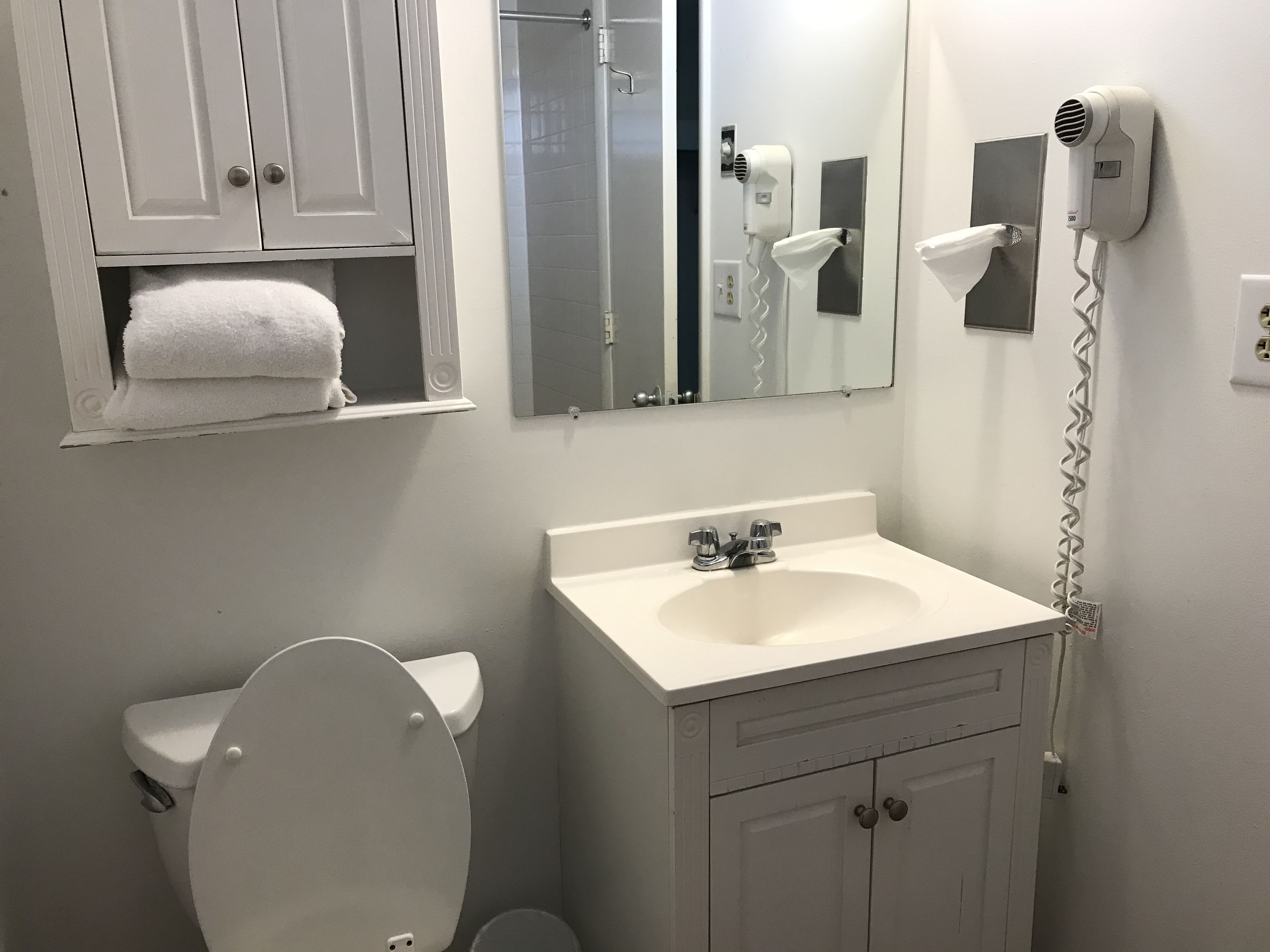 combined shower/bathtub, towels