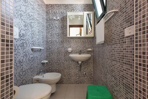 Maison Standard, 2 chambres (1325) | Salle de bain | Douche, bidet