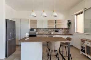 Casa estándar, 2 habitaciones (1325) | Cocina privada | Refrigerador con congelador, horno y parrilla de estufa