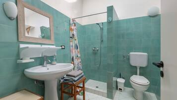 Casa, 2 camere da letto (1333) | Bagno | Doccia, asciugacapelli, asciugamani