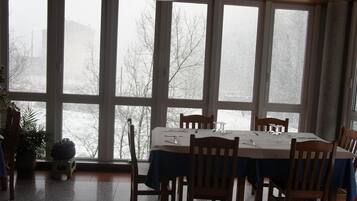 Breakfast, lunch and dinner served