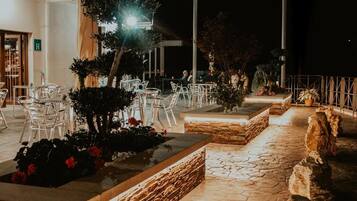 Breakfast, lunch and dinner served