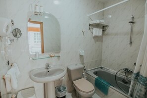 Combined shower/bathtub, free toiletries, hair dryer, bidet