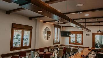 Breakfast, lunch and dinner served