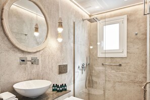 Suite Deluxe, bañera de hidromasaje | Baño | Artículos de higiene personal de diseño, secador de pelo y albornoces