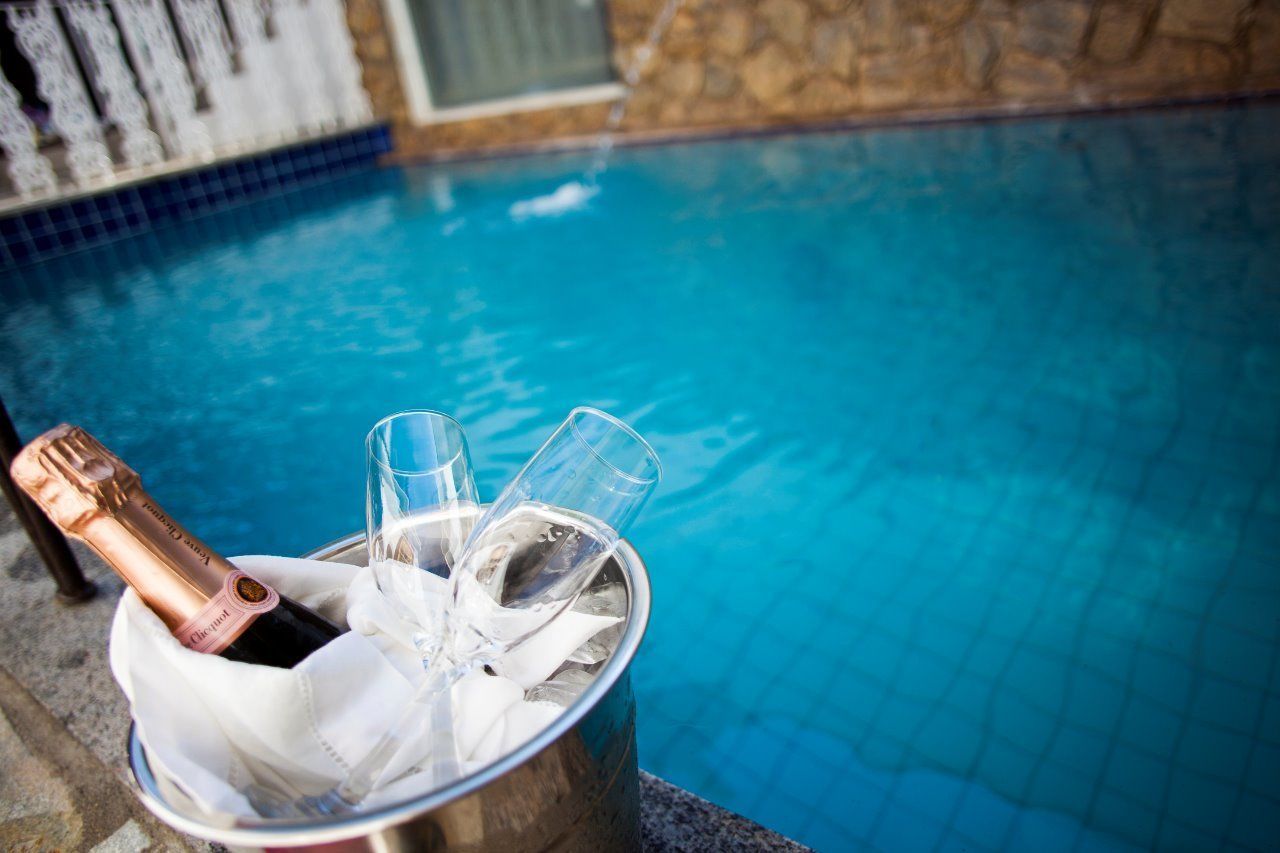 Una piscina al aire libre