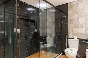 Habitación Confort con 1 cama doble o 2 individuales | Baño | Artículos de higiene personal gratuitos, secador de pelo y toallas