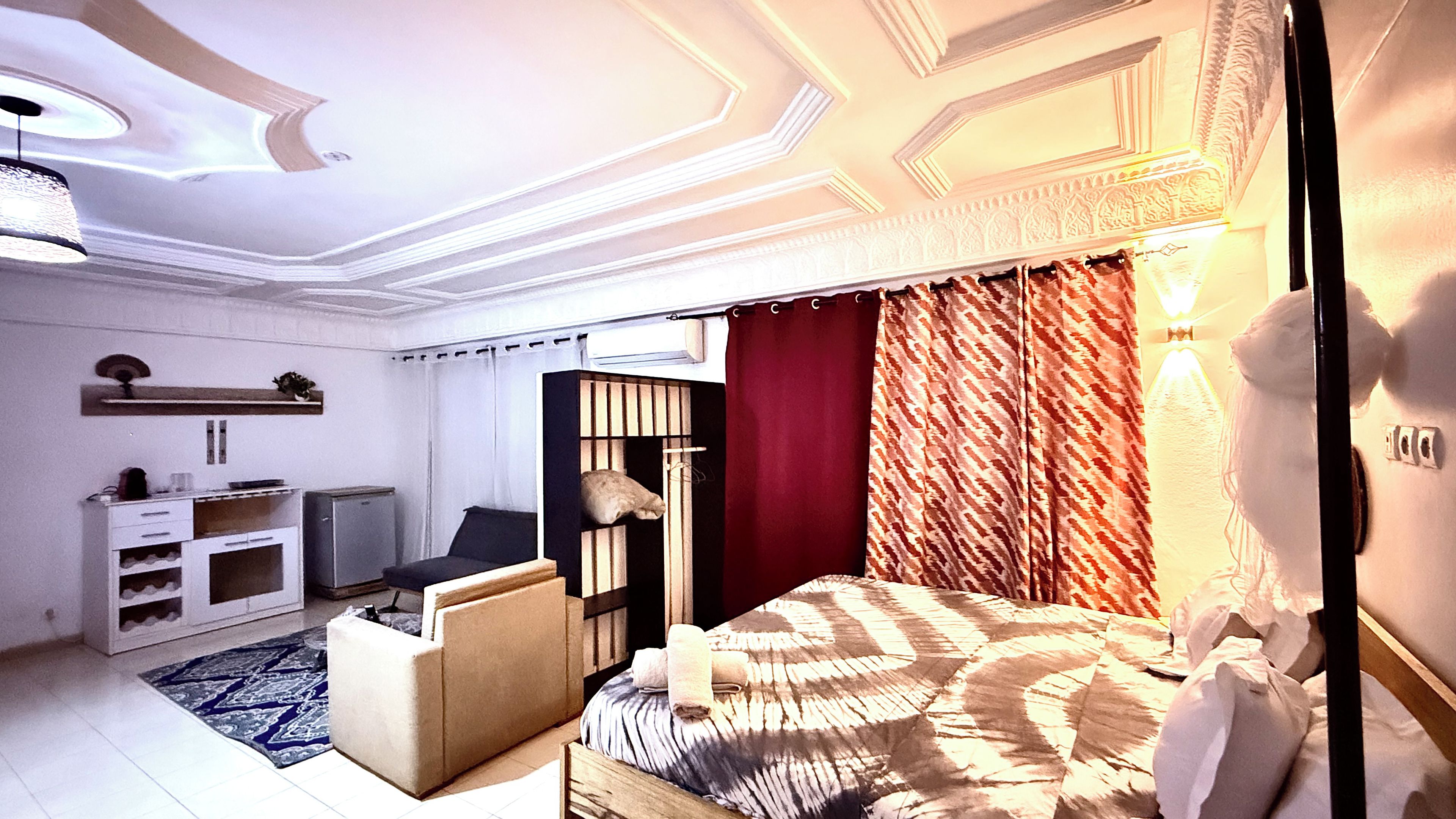 Quarto moderno com cama, escrivaninha, cadeira e guarda-roupa.