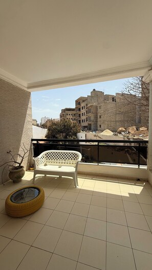 Family Suite, Refrigerator | Street view - Villa Jade (Dakar)