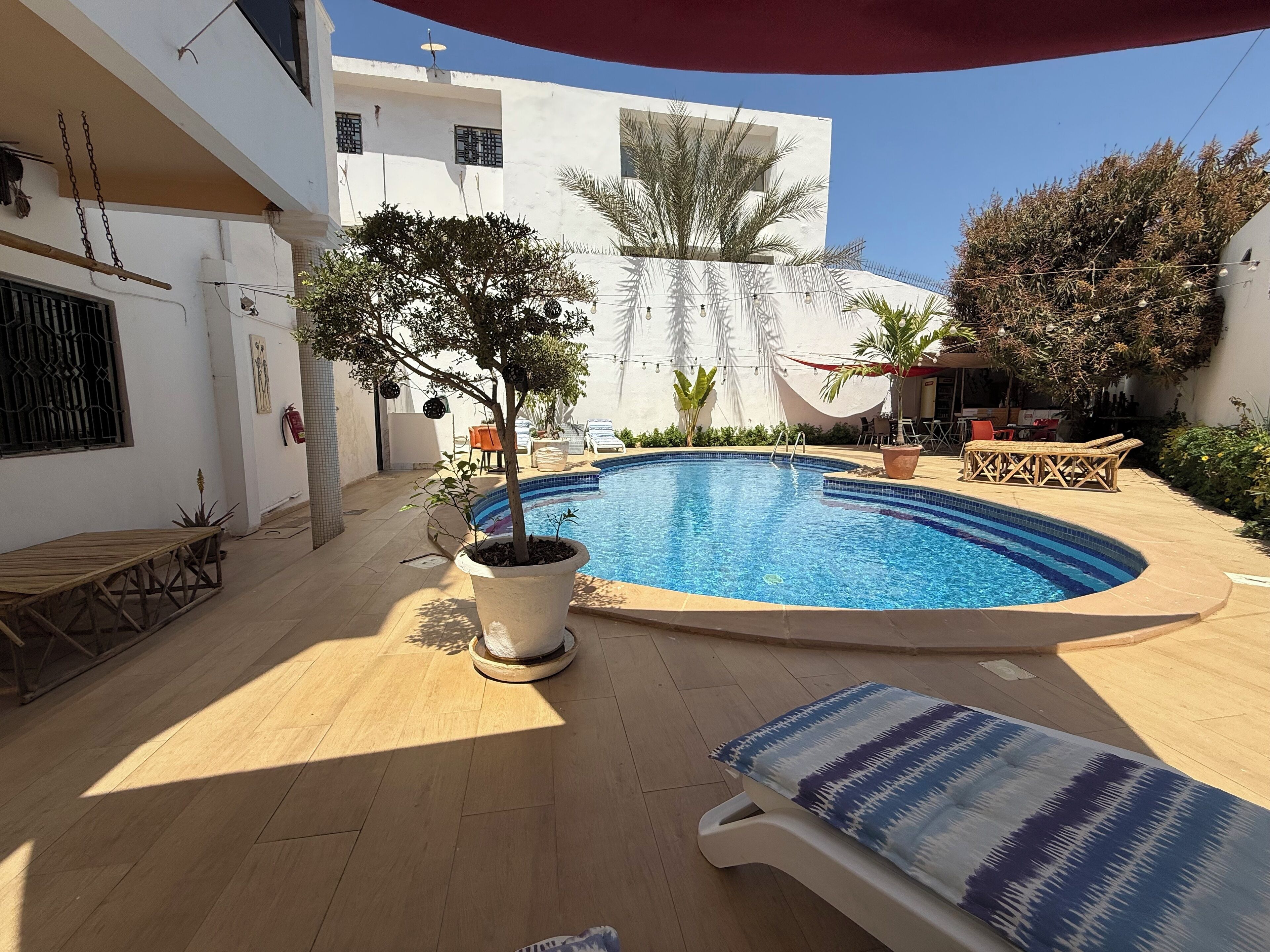 Piscine extérieure, chaises longues