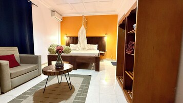 Un dormitorio con cama, mesita de noche y velador.