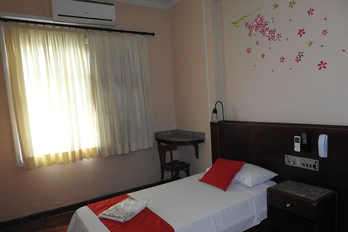 Hypo-allergenic bedding, minibar, laptop workspace, free WiFi