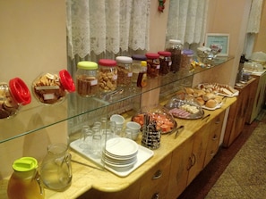 Daily self-service breakfast (BRL 25 per person)