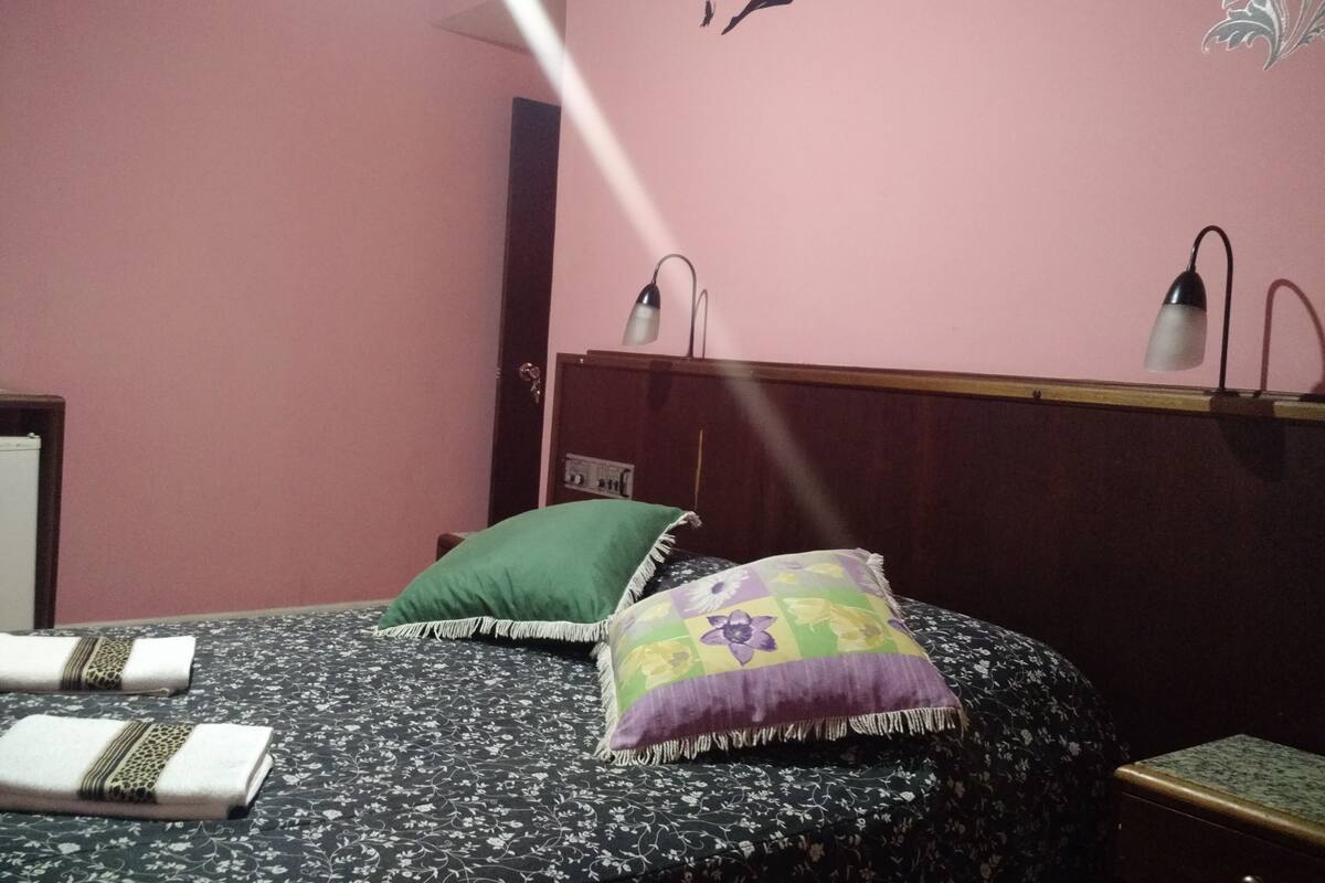 Hypo-allergenic bedding, minibar, laptop workspace, free WiFi