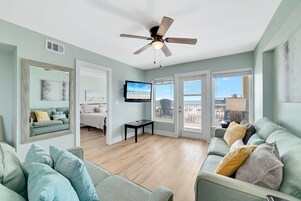 Comfort-Apartment, 3 Schlafzimmer, Balkon, Strandblick | Wohnzimmer | 32-Zoll-Flachbildfernseher mit Kabelempfang