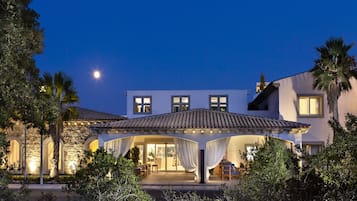Fassade der Unterkunft – Abend/Nacht