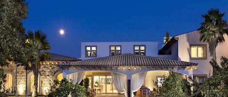住宿正面 (夜晚)