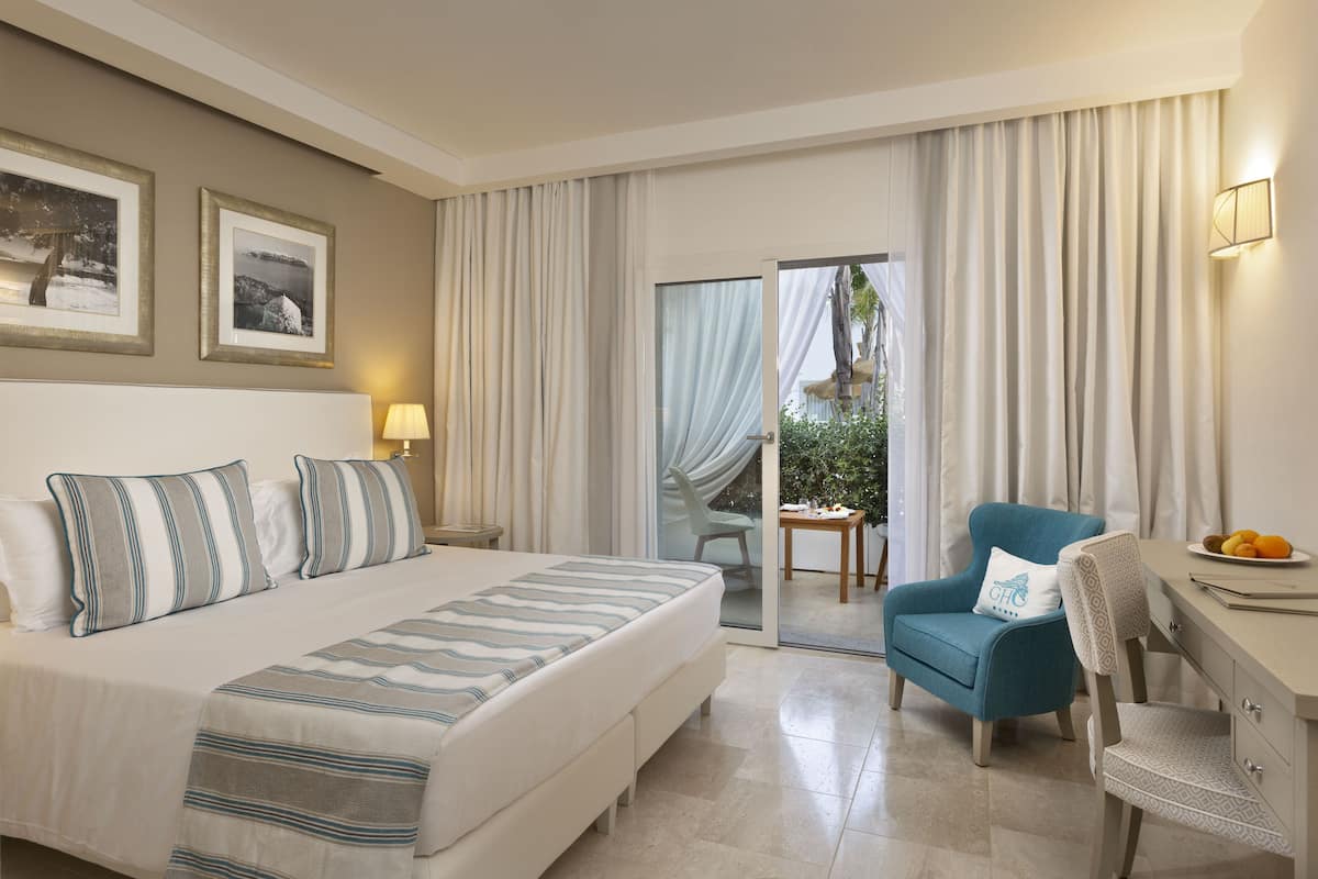 Chambre Supérieure, 1 grand lit, vue piscine | 1 chambre, literie hypoallergénique, couette en duvet d'oie, minibar