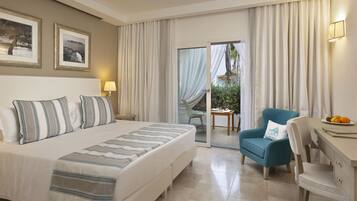 Superior-Zimmer, 1 Queen-Bett, Poolblick | Allergikerbettwaren, Daunenbettdecken, Minibar, Zimmersafe