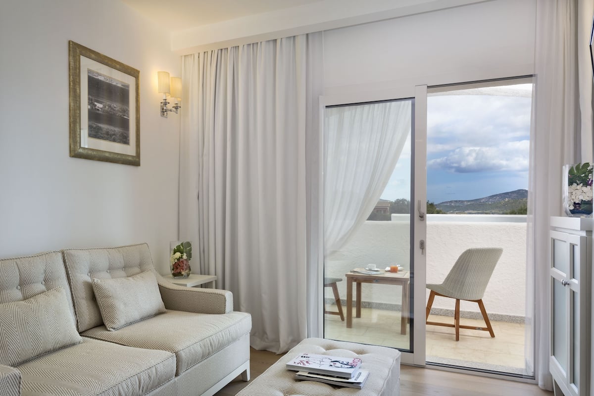 panoramic suite, hot tub, sea view | living area | flat-screen tv